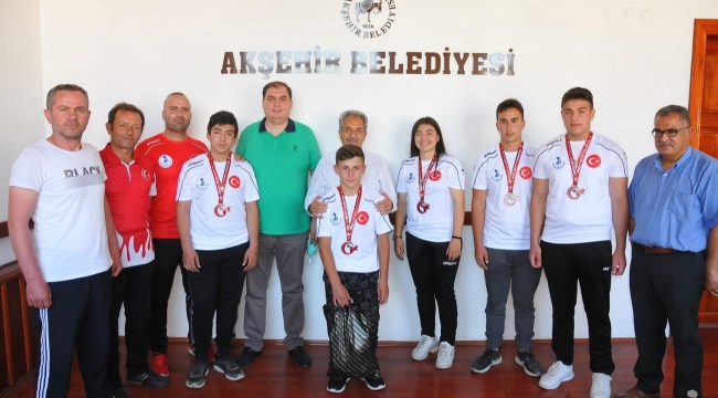 Akşehir Belediyesi'nden Başarılı Sporculara Altın