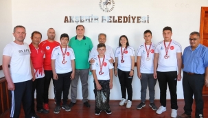 Akşehir Belediyesi'nden Başarılı Sporculara Altın