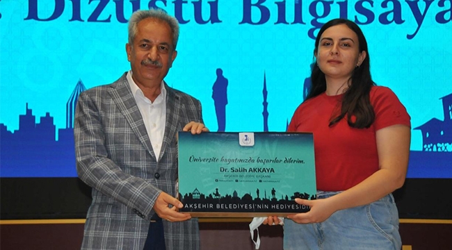 Akşehir Belediyesi Başarılı Öğrencileri Ödüllendirmeyi Sürdürüyor