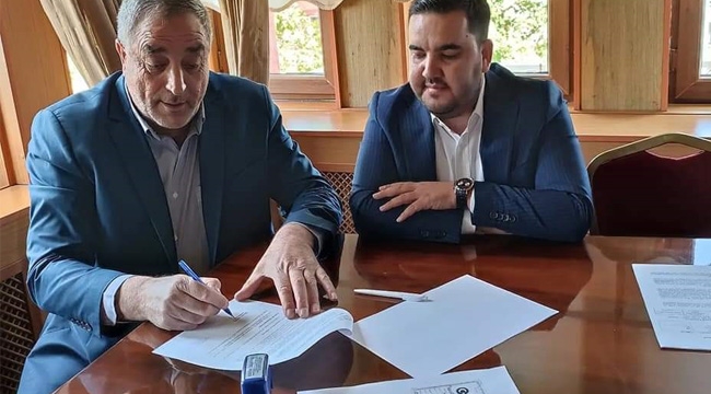 BAŞKAN AKBUĞA İMZALADI