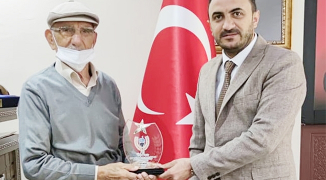 BAŞKAN MEŞE'DEN HAYIRSEVER VATANDAŞA PLAKET