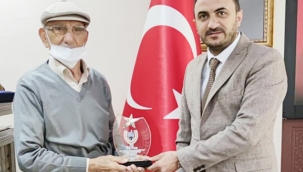 BAŞKAN MEŞE'DEN HAYIRSEVER VATANDAŞA PLAKET