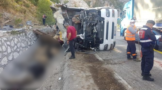 FECİ KAZA: 2 KİŞİ ÖLDÜ, 200 KÜÇÜKBAŞ HAYVAN TELEF OLDU
