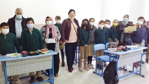 İYİ PARTİ AKŞEHİR KADIN KOLLARI'NDAN ÖĞRENCİLERE KIRTASİYE SETİ