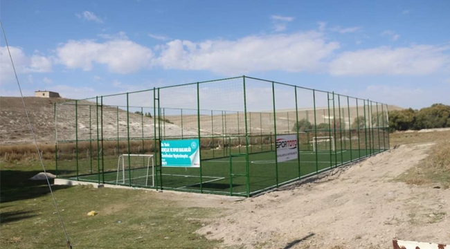 YUNAK'TA İKİ MAHALLE HALI SAHAYA KAVUŞTU