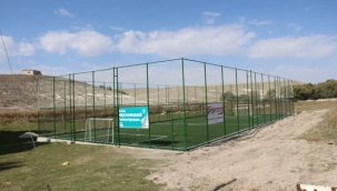 YUNAK'TA İKİ MAHALLE HALI SAHAYA KAVUŞTU