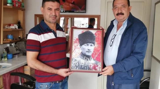 CHP Ilgın'dan Esnafa Atatürk Portresi Dağıtımı