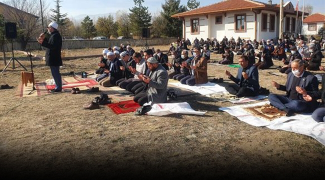 ÜÇHÜYÜK'TE ELLER YAĞMUR İÇİN SEMAYA KALKTI