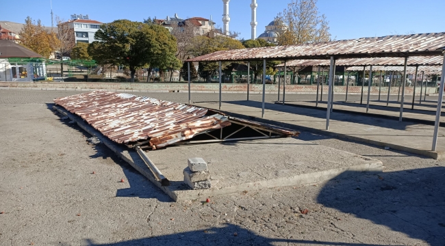 YUNAK'TA PAZAR YERİ ÇÖKTÜ