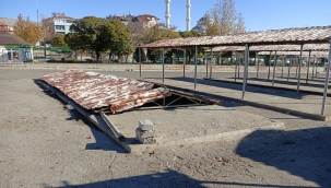 YUNAK'TA PAZAR YERİ ÇÖKTÜ