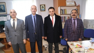 PROFESÖR ÜRÜN'DEN YUNAK HALK KÜTÜPHANESİ'NE KİTAP BAĞIŞI