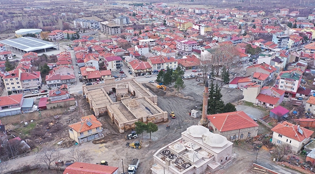 TARİHİ KENT MEYDANI ÇALIŞMALARI SÜRÜYOR
