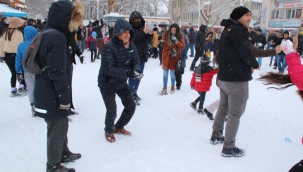 Akşehirli Çocuklar Kartopu Oynayıp Kardan Adam Yaptı