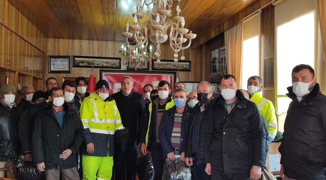  BAŞKAN AKBUĞA'DAN BELEDİYE İŞÇİLERİNE KIŞLIK MONT
