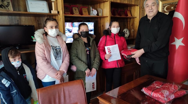 BAŞKAN AKBUĞA'DAN ÖĞRENCİLERE KARNE HEDİYESİ