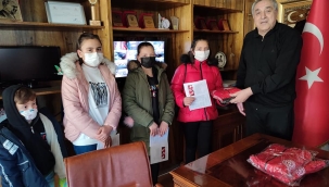 BAŞKAN AKBUĞA'DAN ÖĞRENCİLERE KARNE HEDİYESİ