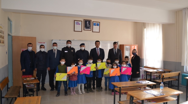 Tuzlukçu  Kaymakamı Ahmet Yeşilyurt öğrencilerin karne heyecanına ortak oldu.