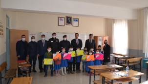 Tuzlukçu  Kaymakamı Ahmet Yeşilyurt öğrencilerin karne heyecanına ortak oldu.