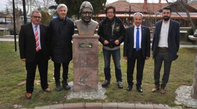 Uygur Kardeşler Akşehir'de Babalarının Büstünü Görünce Duygulu Anlar Yaşadı