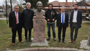 Uygur Kardeşler Akşehir'de Babalarının Büstünü Görünce Duygulu Anlar Yaşadı