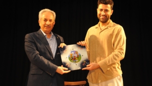 Akşehirli Sanatçı Emre Çaltılı Tek Kişilik Tiyatro Oyunu İle Büyük Beğeni Topladı