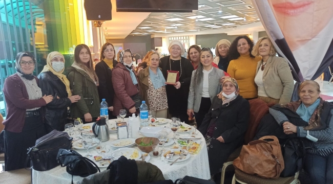 MELTEM ORHAN'A YILIN BAŞKANI PLAKETİ 