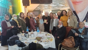 MELTEM ORHAN'A YILIN BAŞKANI PLAKETİ 