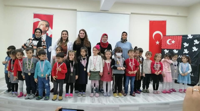 MİNİK ÖĞRENCİLERDEN İSTİKLAL MARŞINI GÜZEL OKUMA YARIŞMASI