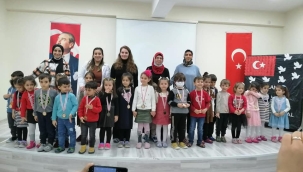 MİNİK ÖĞRENCİLERDEN İSTİKLAL MARŞINI GÜZEL OKUMA YARIŞMASI