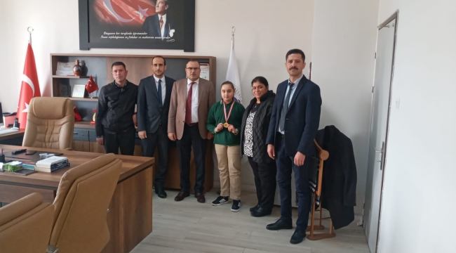 TOPALOĞLU'NDAN İL BİRİNCİSİNE MADALYA TAKDİMİ
