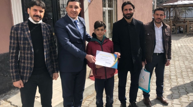 Tügva Akşehir İlçe Temsilciliği Başarılı Öğrencilerin Hediyelerini Verdi