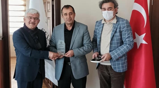 YUNAK MYO'DAN COŞKUN'A TEŞEKKÜR PLAKETİ