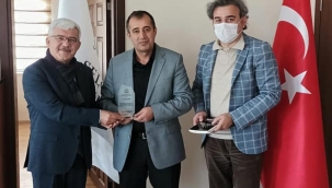 YUNAK MYO'DAN COŞKUN'A TEŞEKKÜR PLAKETİ