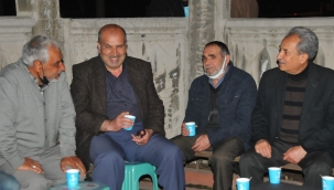 Akşehir Belediyesi'nin Teravih Sonrası Közde Çay İkramı Sürüyor