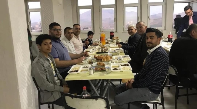 BAŞKAN ALİ KONAK , İFTAR SOFRASINDA ÜNİVERSİTELİ ÖĞRENCİLERLE BULUŞTU