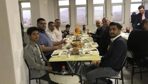 BAŞKAN ALİ KONAK , İFTAR SOFRASINDA ÜNİVERSİTELİ ÖĞRENCİLERLE BULUŞTU