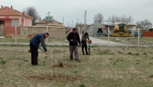 TUZLUKÇU BELEDİYESİ BAĞ BUDAMA VE AĞAÇ BAKIMI ÇALIŞMALARINA BAŞLADI. 