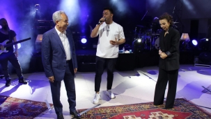 Akşehirli Gençler Fatma Turgut'la Coştu 