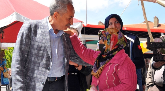 Başkan Akkaya'dan Annelere Çİçek 