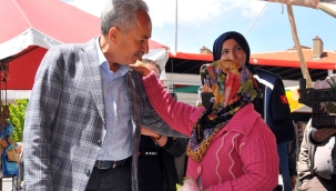 Başkan Akkaya'dan Annelere Çİçek 