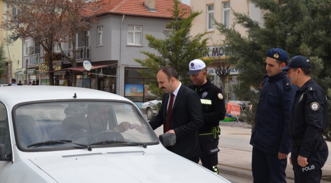 KAYMAKAM ŞAHİN TRAFİK HAFTASI ETKİNLİĞİ KAPSAMINDA BROŞÜR DAĞITTI 