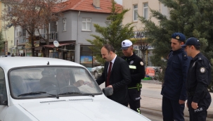 KAYMAKAM ŞAHİN TRAFİK HAFTASI ETKİNLİĞİ KAPSAMINDA BROŞÜR DAĞITTI 