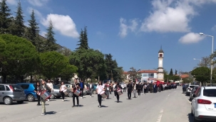 YUNAK'DA GENÇLİK YÜRÜYÜŞÜ YAPILDI