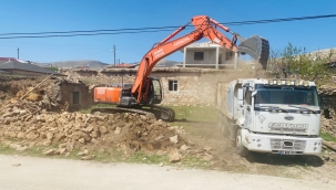 YUNAK GENELİNDE METRUK BİNALARIN YIKIMI BAŞLADI 
