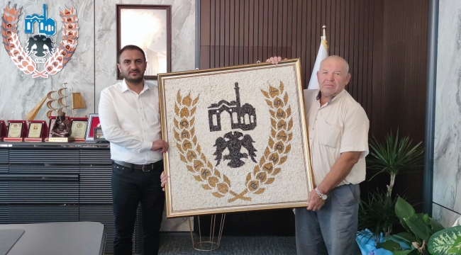 BAŞKAN MEŞE'YE MERMER İŞLEMELİ TABLO HEDİYESİ 
