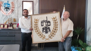 BAŞKAN MEŞE'YE MERMER İŞLEMELİ TABLO HEDİYESİ 