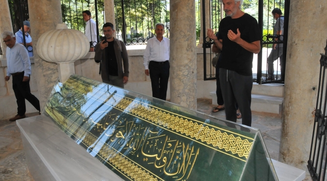 Behzat Uygur 'Akşehir'e gelip Nasreddin Hoca Türbesini Ziyaret Edin'