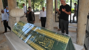 Behzat Uygur 'Akşehir'e gelip Nasreddin Hoca Türbesini Ziyaret Edin'