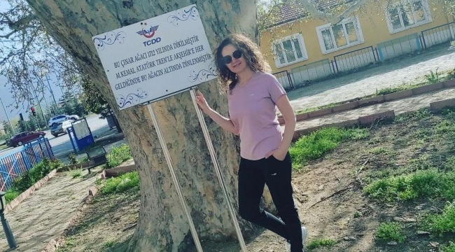 MÜZE MÜDÜRÜ ÇAVDAR,TARİHİ ÇINAR AĞACINDA 