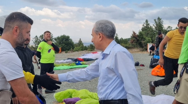 BAŞKAN AKKAYA'DAN EĞİTİM ALAN PARAŞÜTÇÜLERLE BULUŞTU 